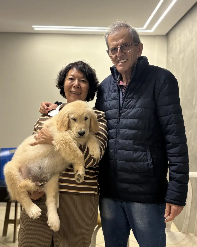 Cliente do Canil Trevo Dourado recebendo filhote de Golden Retriever