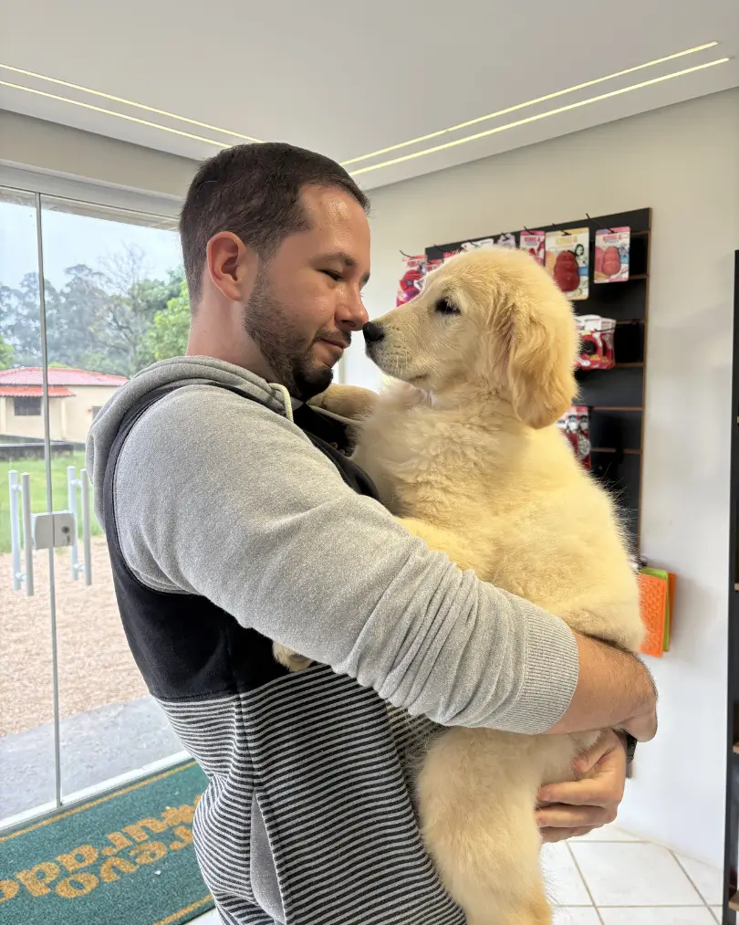 Cliente do Canil Trevo Dourado recebendo filhote de Golden Retriever