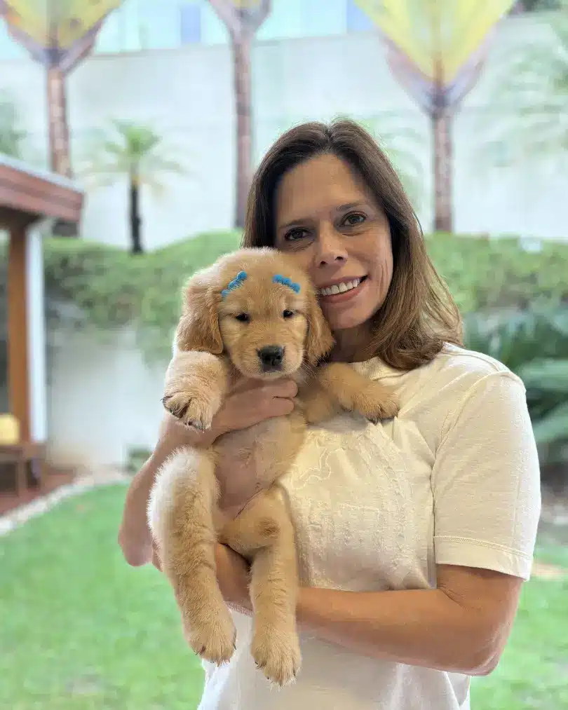 Cliente do Canil Trevo Dourado recebendo filhote de Golden Retriever