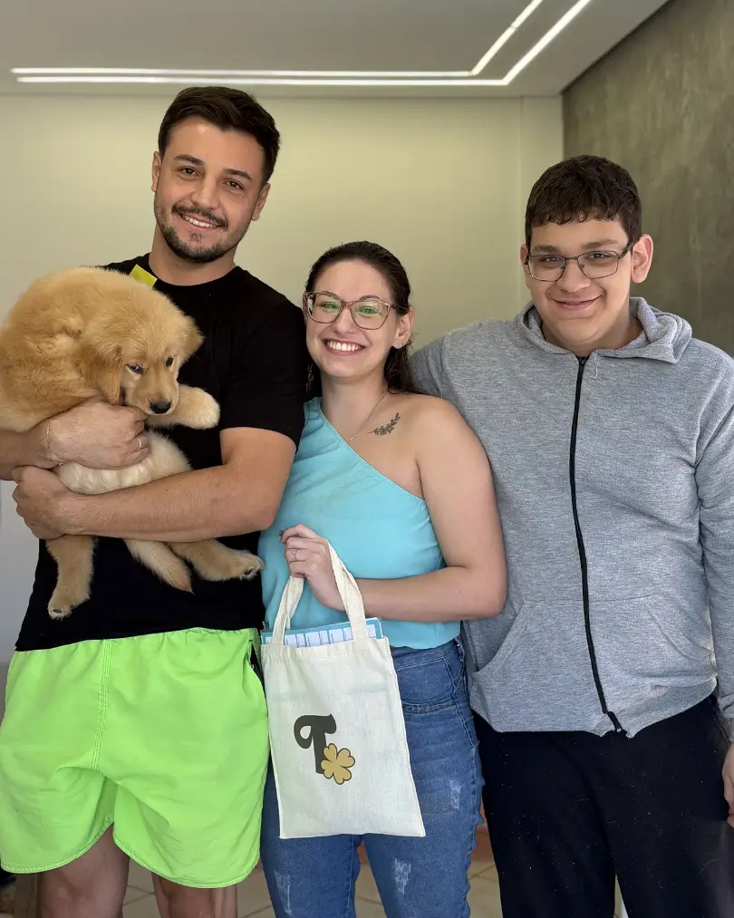 Cliente do Canil Trevo Dourado recebendo filhote de Golden Retriever