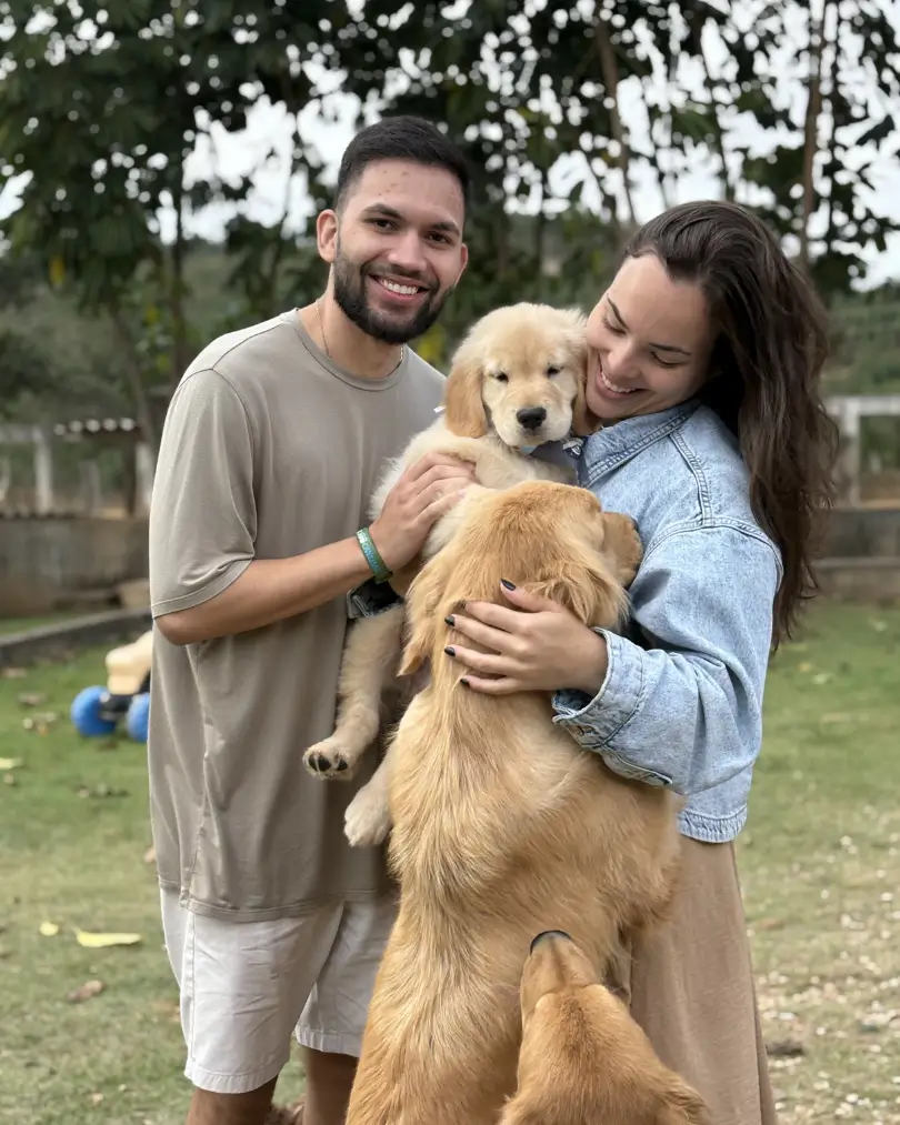 Cliente do Canil Trevo Dourado recebendo filhote de Golden Retriever
