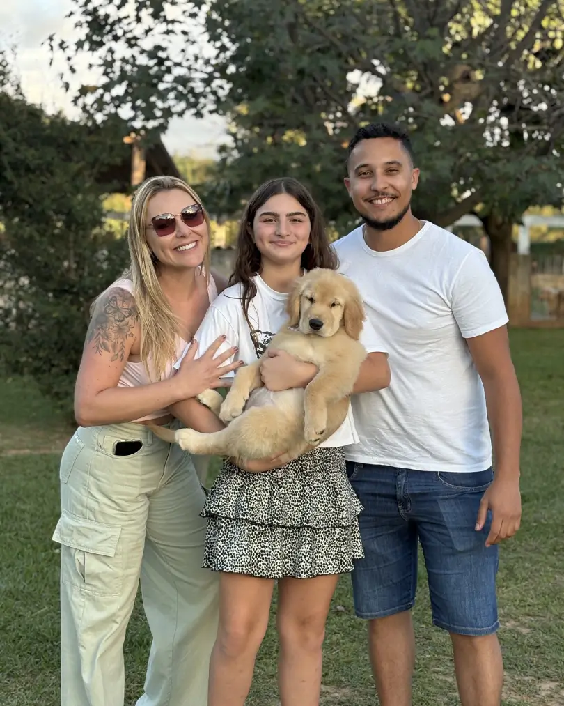 Cliente do Canil Trevo Dourado recebendo filhote de Golden Retriever