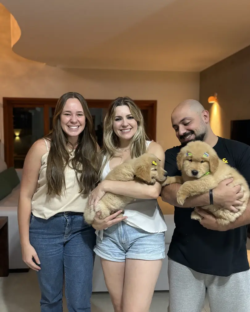 Cliente do Canil Trevo Dourado recebendo filhote de Golden Retriever