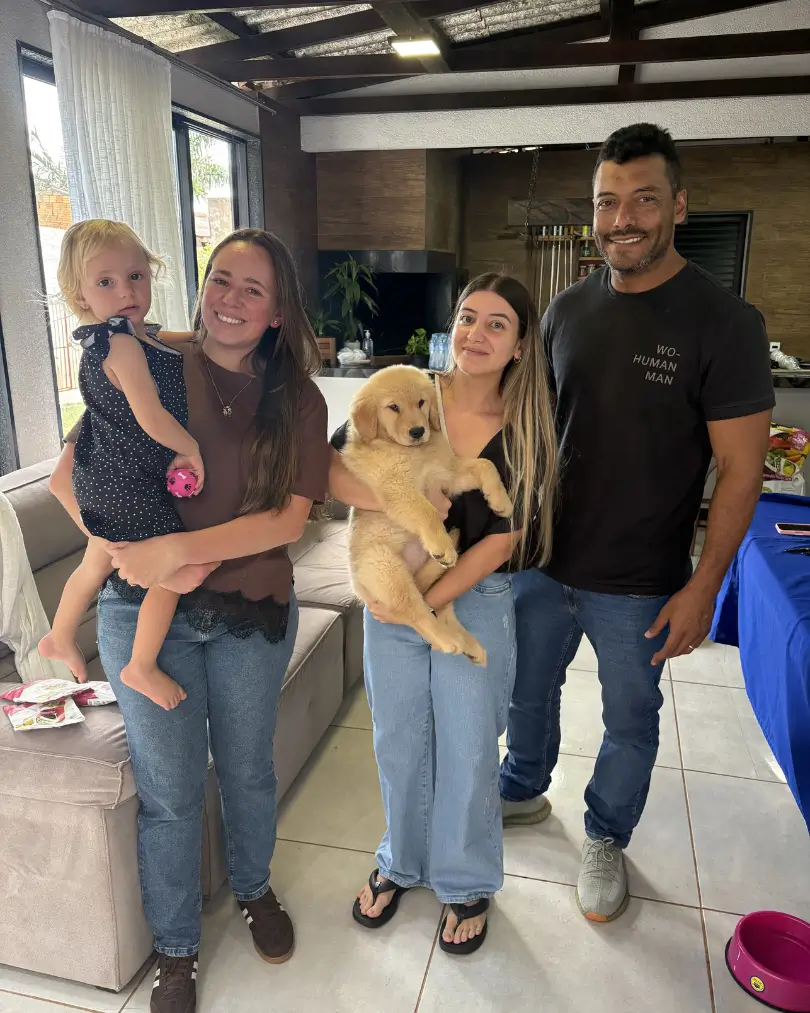 Cliente do Canil Trevo Dourado recebendo filhote de Golden Retriever