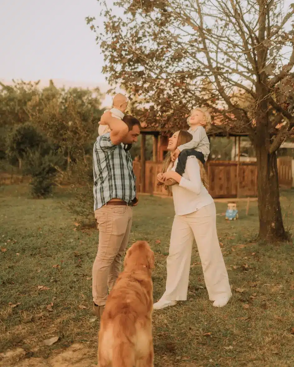 Luciano, Crícia e os filhos com os Golden Retrievers